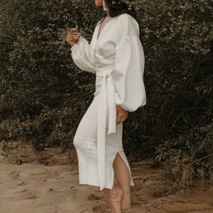 Luxurious white midi dress with matching belt. Size fits 2-6